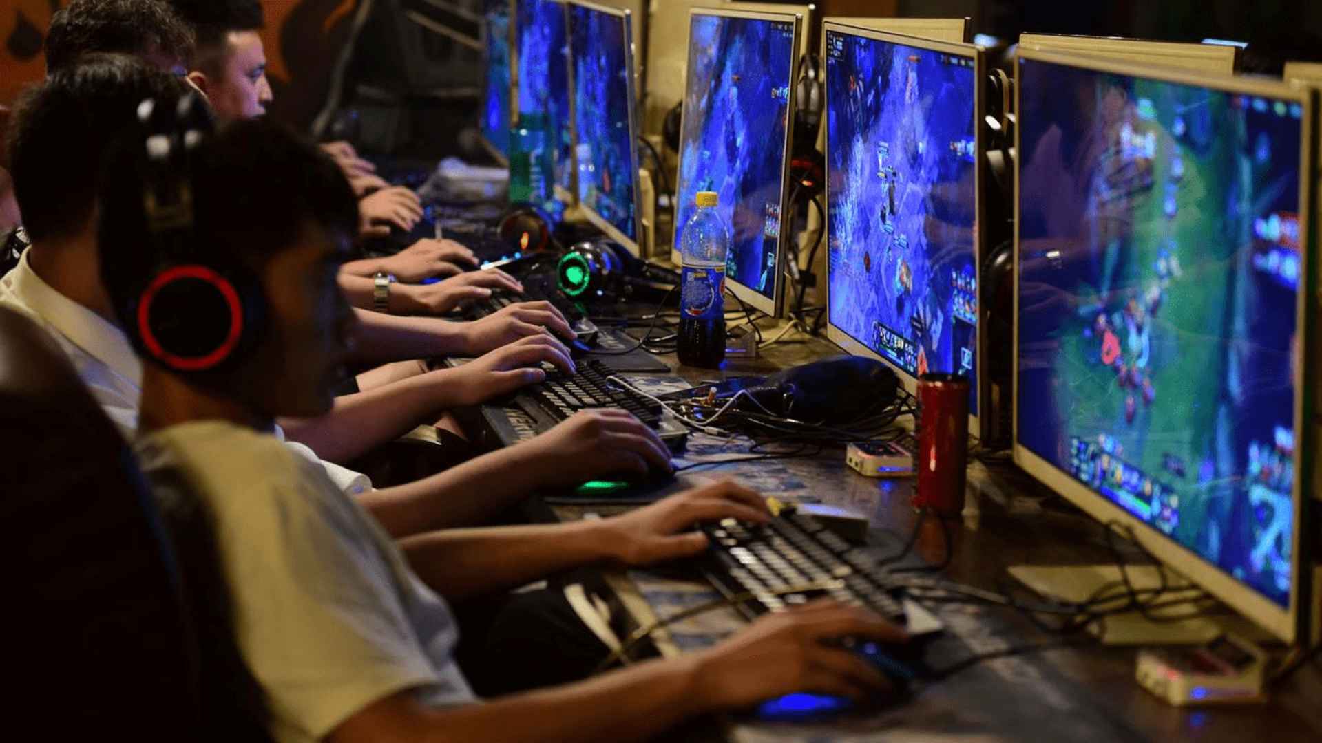 Multiplayer Games with Interactive Battle Communities